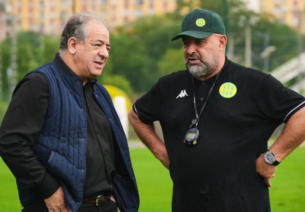 JS Kabylie : la direction du club descend en flammes Benchikha
