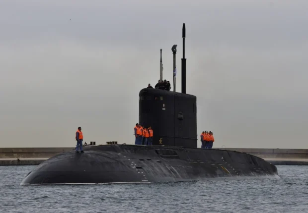 Le port d’Alger accueille un sous-marin et un navire militaire russes