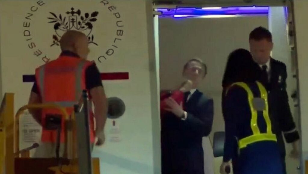 Emmanuel Macron « frappé » par Brigitte : la scène inattendue captée au Vietnam [VIDÉO]