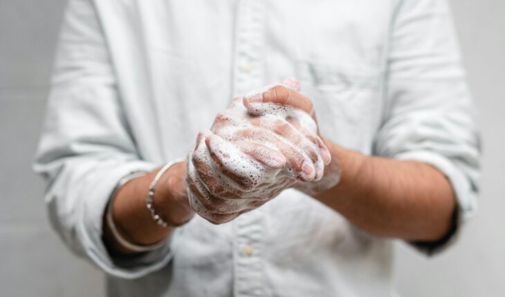 Gros plan sur des mains savonnées pour un nettoyage et une hygiène en profondeur.