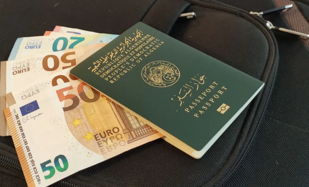 Le ministre des Finances sur l’allocation 750 € : « Posez la question à la Banque d’Algérie »