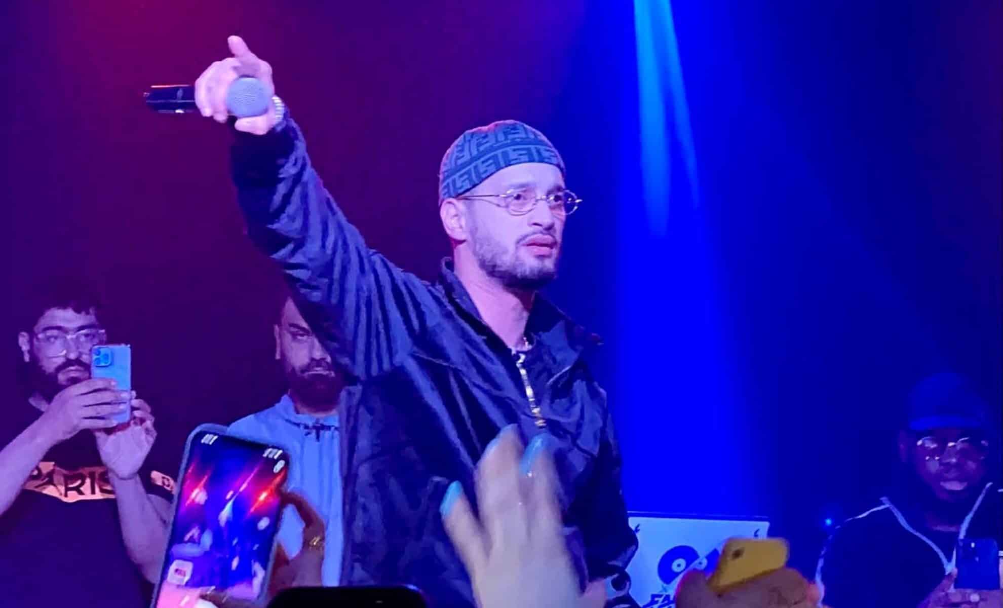 Soolking stoppe net son concert pour défendre une femme agressée à cause d’un drapeau palestinien [VIDÉO]