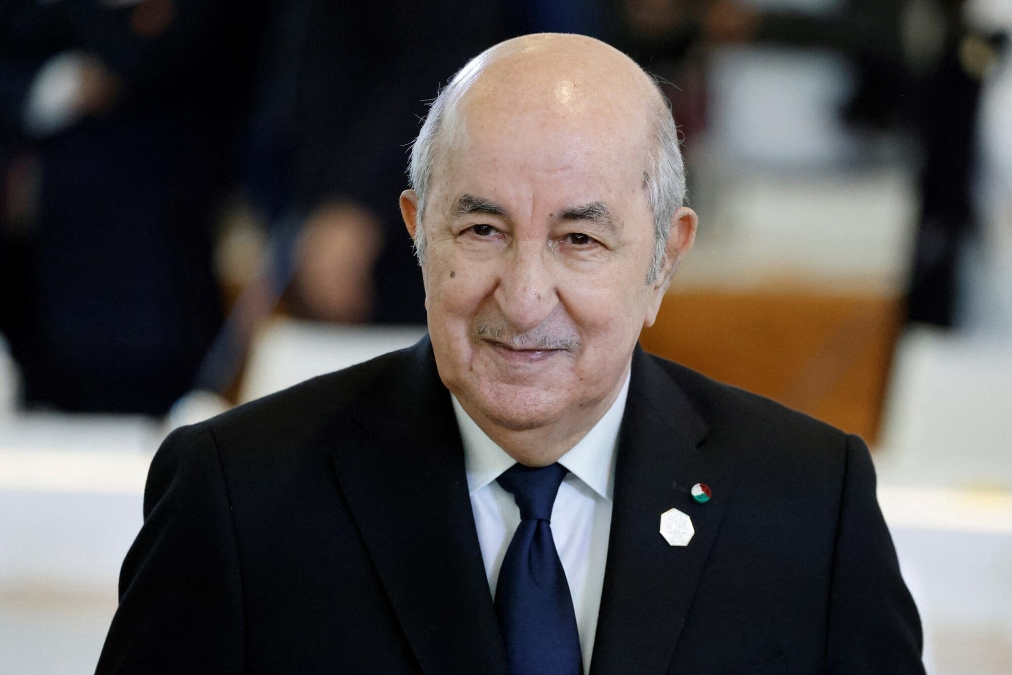 Tebboune implique l’Armée et ENIE pour fournir ce produit aux écoles