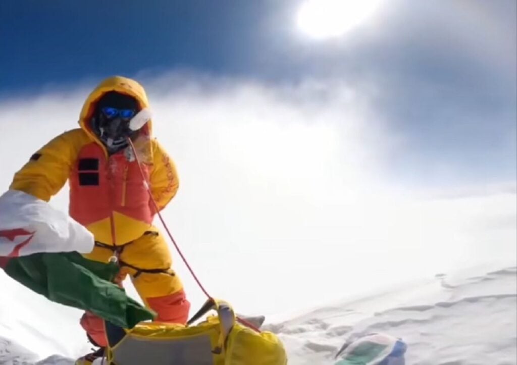 Le drapeau algérien au sommet du monde : Nessim Hachaichi réussit l’ascension de l’Everest