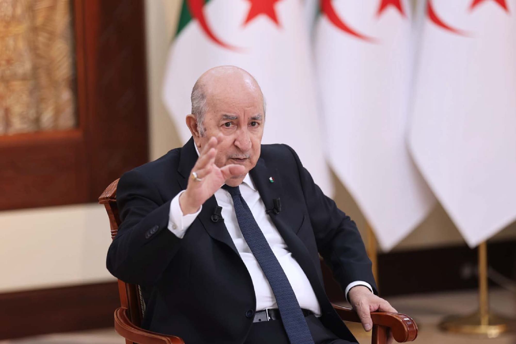 Tebboune évoque les relations avec les USA et répond aux taxes imposées par Trump