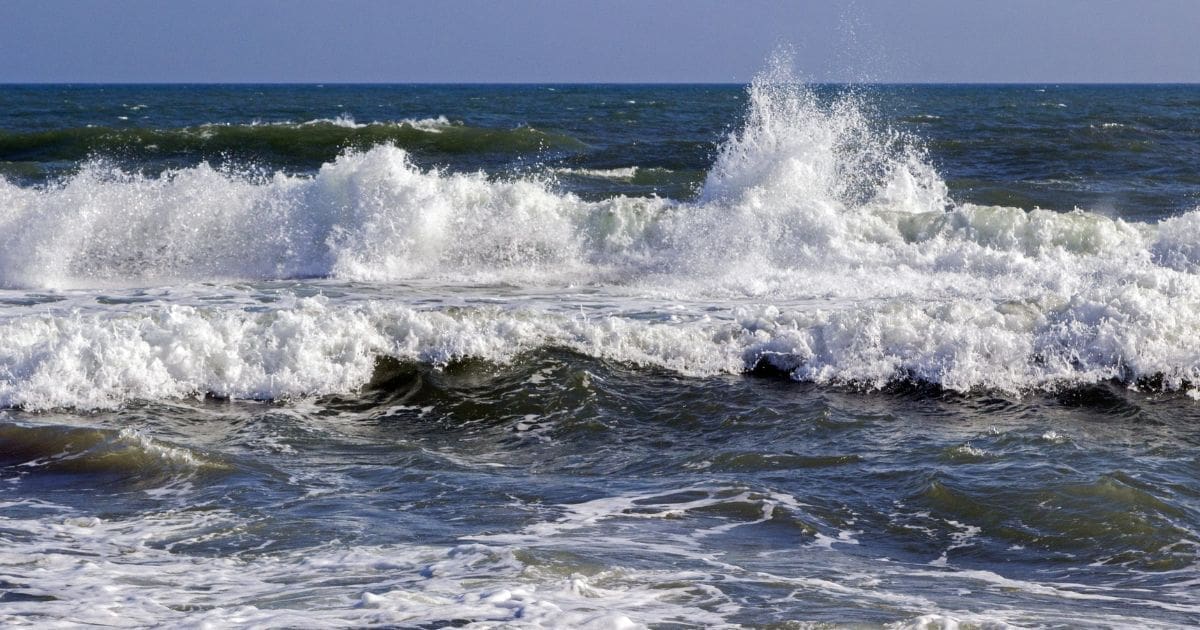 Des vagues dangereuses de 2,5 m attendues : l’ONM déclenche l’alerte rouge jusqu’au 30 juillet