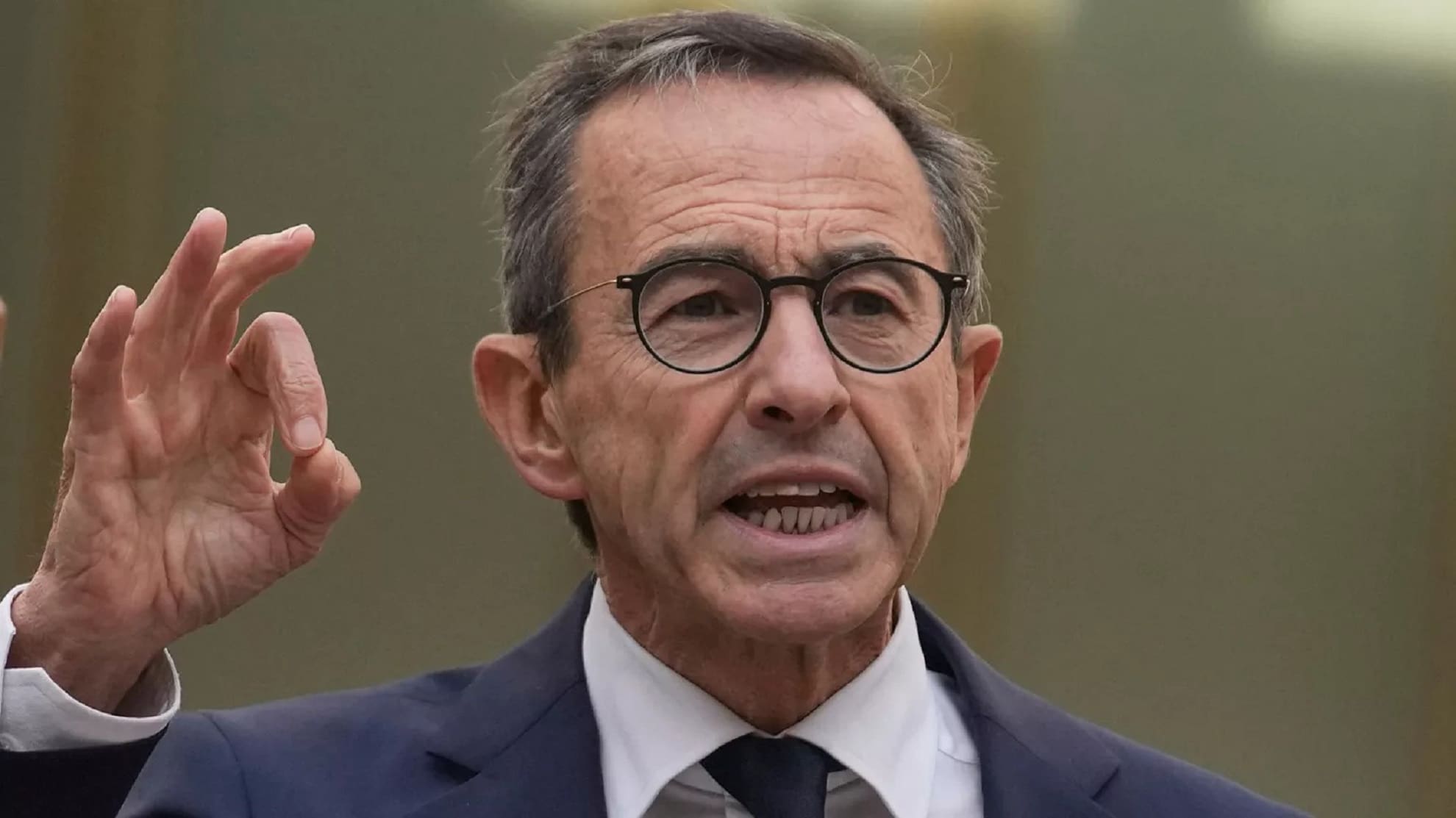 Passeports algériens délivrés en France : Retailleau menace de ne pas reconnaître ces documents