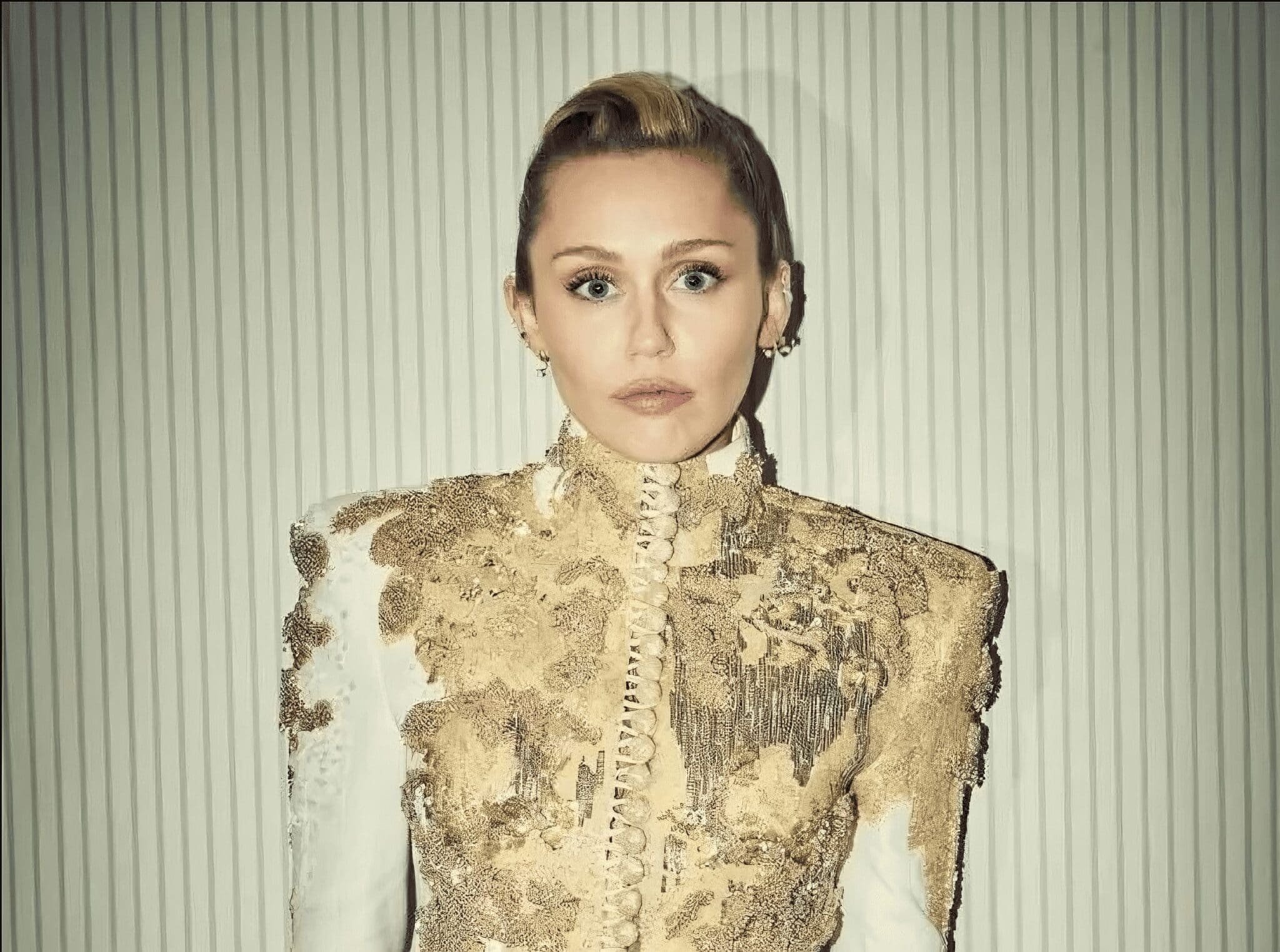 Quand la mode s’inspire : la tenue de Miley Cyrus rappelle le Karakou algérien