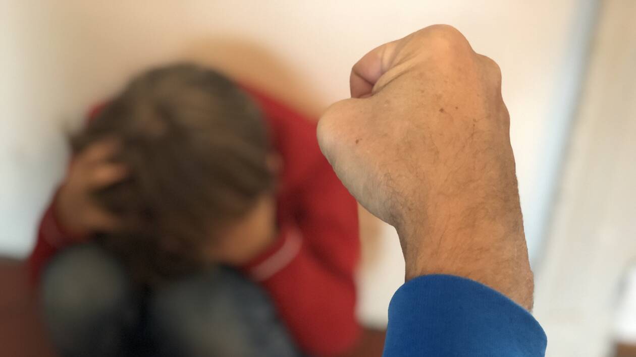 Scène insoutenable à Mostaganem : un enfant battu par son père, la vidéo fait scandale