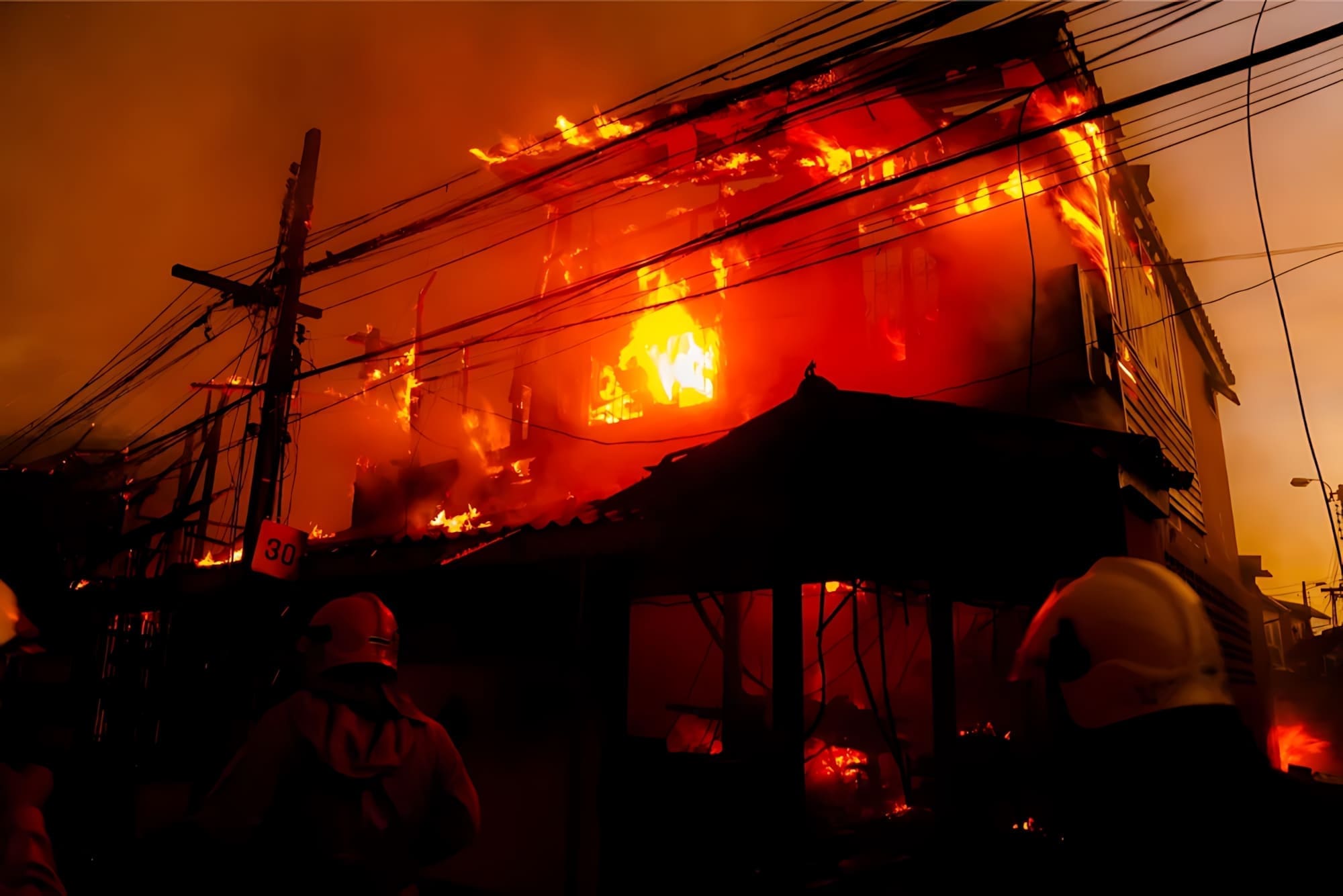 Drame à Tlemcen : il tue une famille entière avant d’incendier leur maison, un jeune homme arrêté
