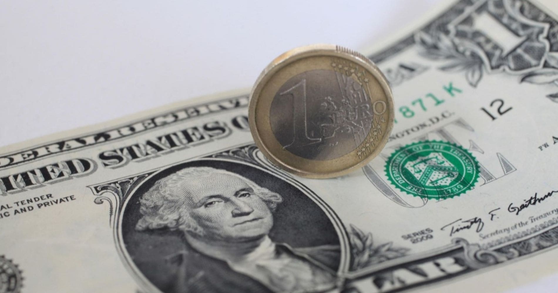 Taux de change des devises en Algérie : que révèlent les chiffres de la Banque et du marché noir ?