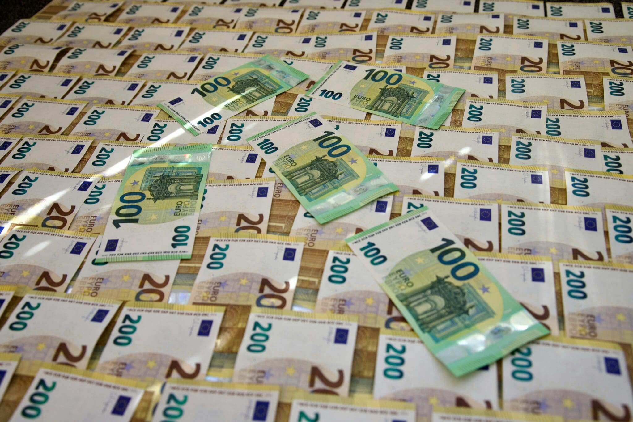Dattes, rasoirs, chargeurs… les cachettes insolites des 1,2 million d’euros saisis par la Douane