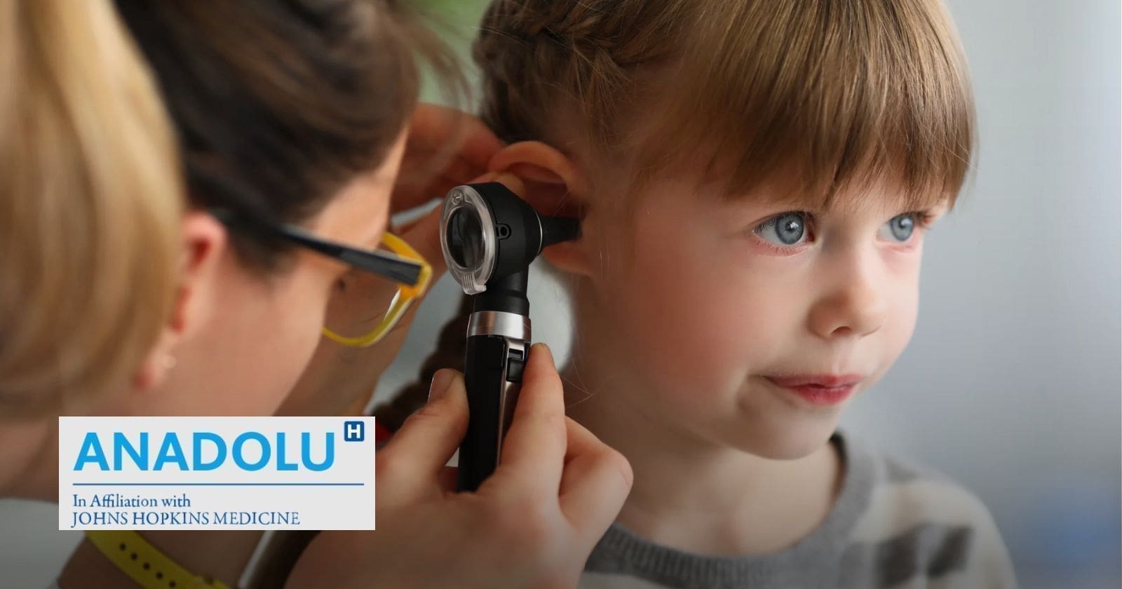 Votre enfant a mal à l’oreille ? Reconnaître les signes de l’otite moyenne et agir efficacement
