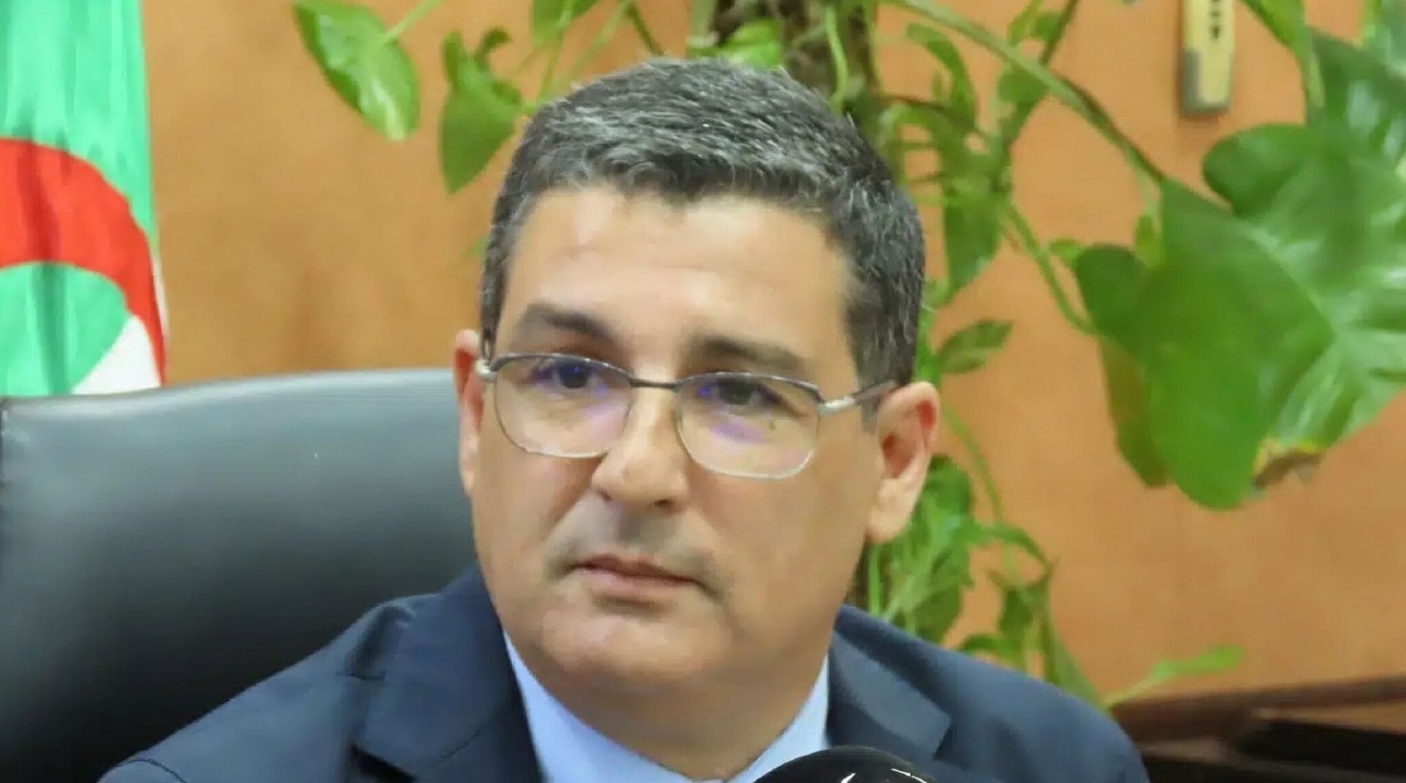 Le ministre de la Santé secourt un passager en plein vol, son geste applaudi sur la toile