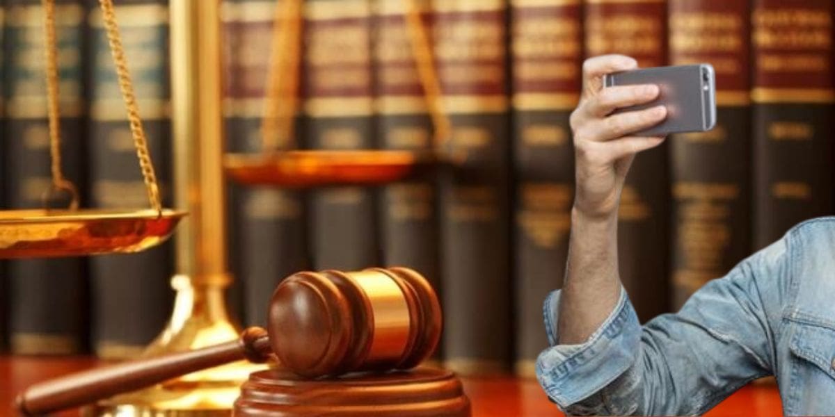 Inédit au tribunal : un accusé prend en photo le procureur général, les conséquences sont immédiates