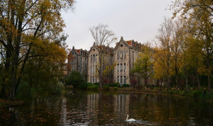 Caldas da Rainha au Portugal attire les voyageurs à la recherche d'une évasion le de la foule.