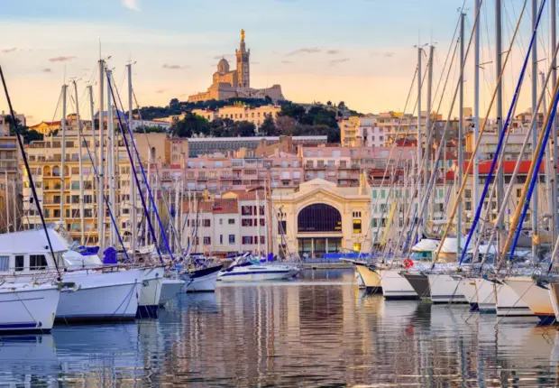 Voyage vers l’Algérie : déclaration obligatoire des marchandises au port de Marseille