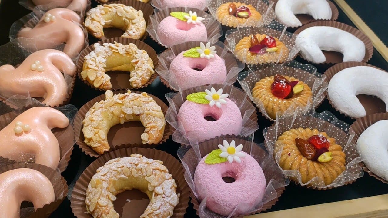 Interdit en Europe depuis 2021, cet ingrédient génotoxique continue de décorer les pâtisseries en Algérie