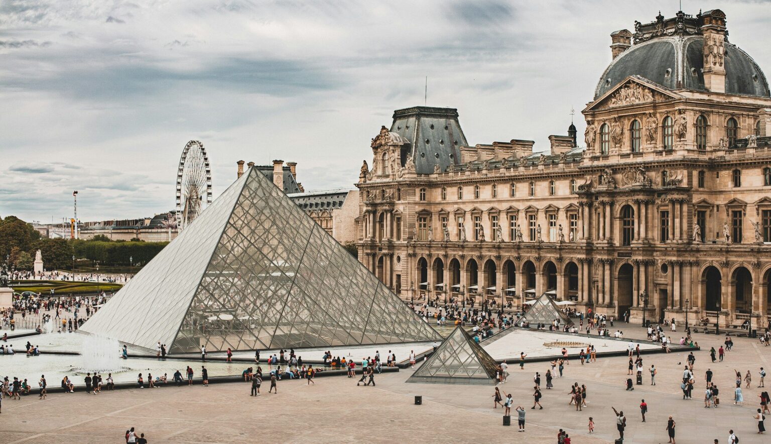 Voleurs amateurs ou génies du braquage? 7 mois après le casse du Louvre, le profil des suspects intrigue