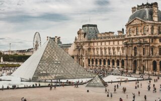 Voleurs amateurs ou génies du braquage? 7 mois après le casse du Louvre, le profil des suspects intrigue