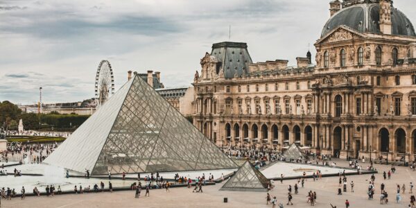 Voleurs amateurs ou génies du braquage? 7 mois après le casse du Louvre, le profil des suspects intrigue