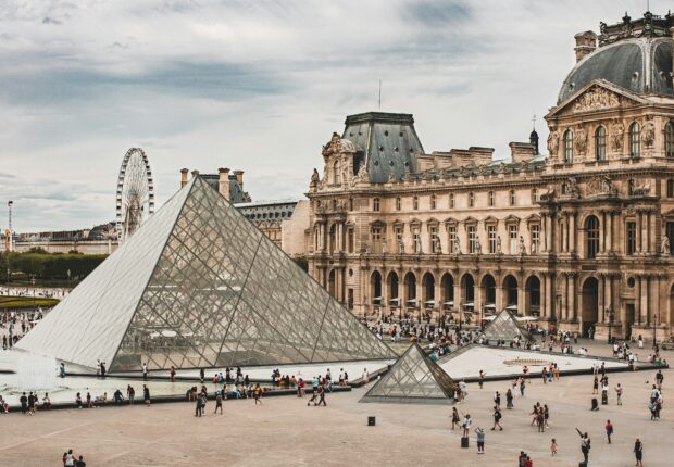 Voleurs amateurs ou génies du braquage? 7 mois après le casse du Louvre, le profil des suspects intrigue