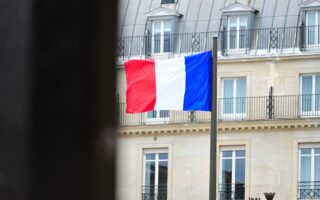 Titres de séjour, naturalisation, permis… Les nouveaux frais entrent en vigueur en France