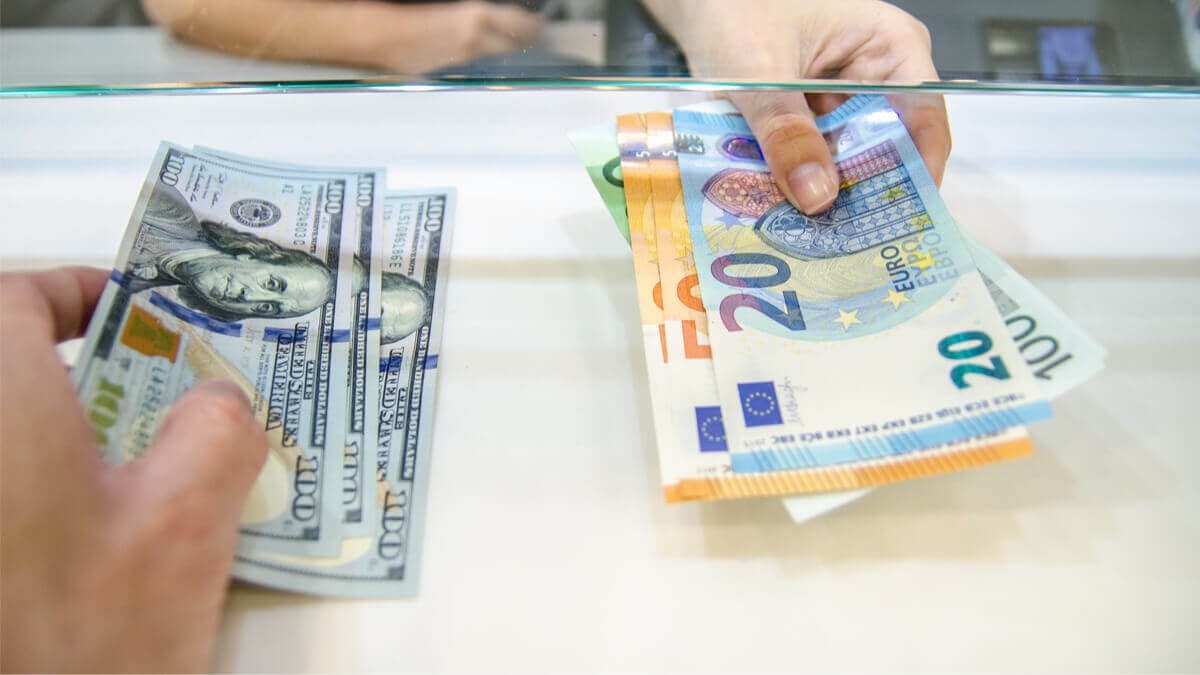 28 500 $ de faux billets intégrés au circuit d'une banque : un caissier et son neveu devant la justice