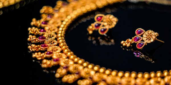 Vol de près de 820 000 $ de bijoux à la famille royale d&rsquo;Abu Dhabi : trois Algériens condamnés à Londres