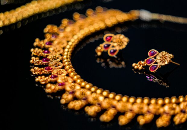 Vol de près de 820 000 $ de bijoux à la famille royale d&rsquo;Abu Dhabi : trois Algériens condamnés à Londres
