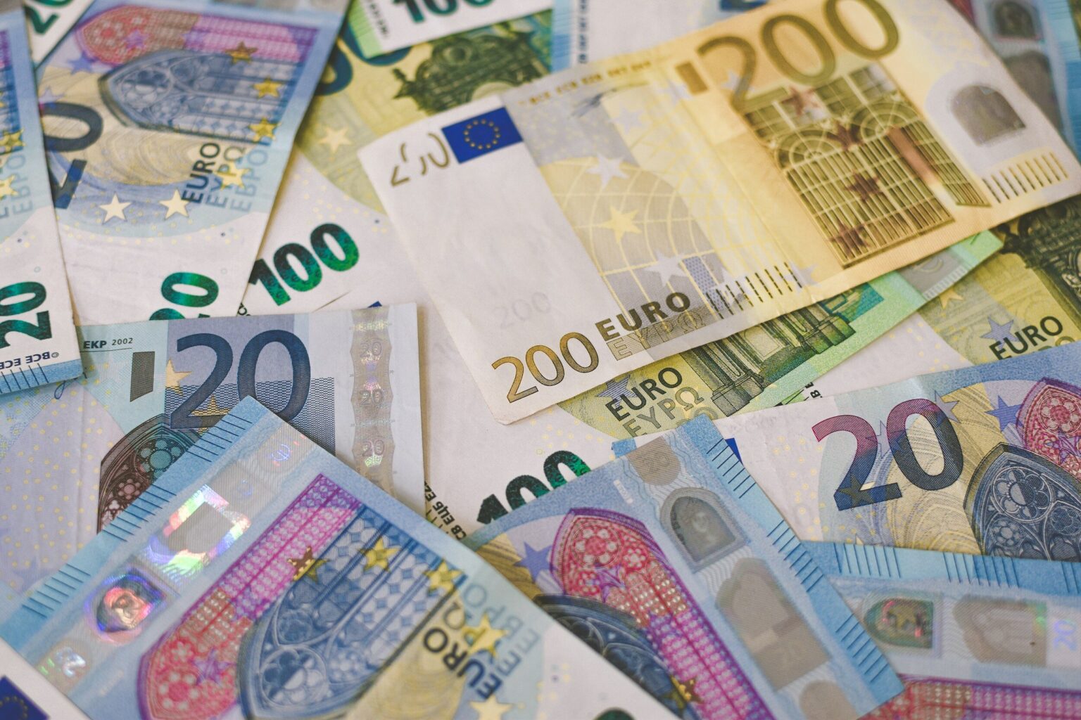 34 millions d’euros blanchis en France : deux Algériens écroués, la piste d’un cerveau en Algérie