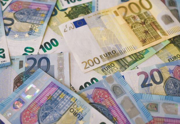 34 millions d’euros blanchis en France : deux Algériens écroués, la piste d’un cerveau en Algérie