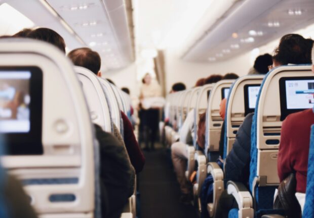 Indemnisations, retards, sièges en famille : ce qui va changer pour les passagers aériens en Europe