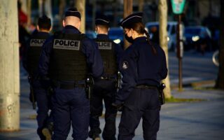 France : sous OQTF depuis 2018, un Algérien attaque un policier au couteau dans un train