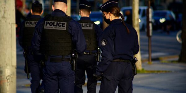 France : sous OQTF depuis 2018, un Algérien attaque un policier au couteau dans un train