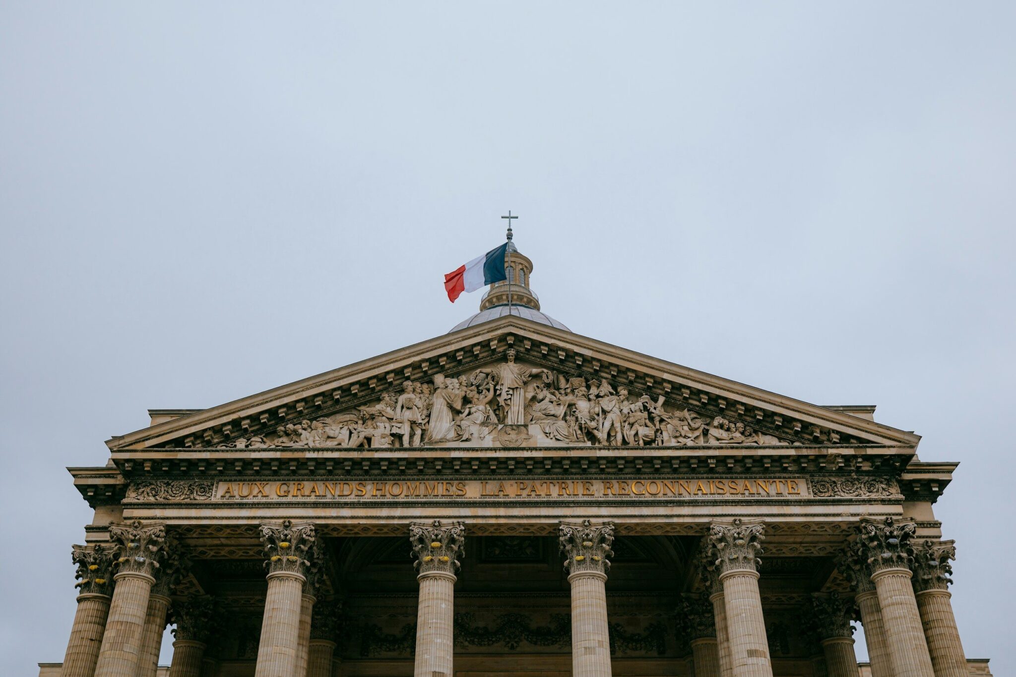 Algérien marié à une Française : le préfet de police a 2 mois pour réexaminer son titre de séjour