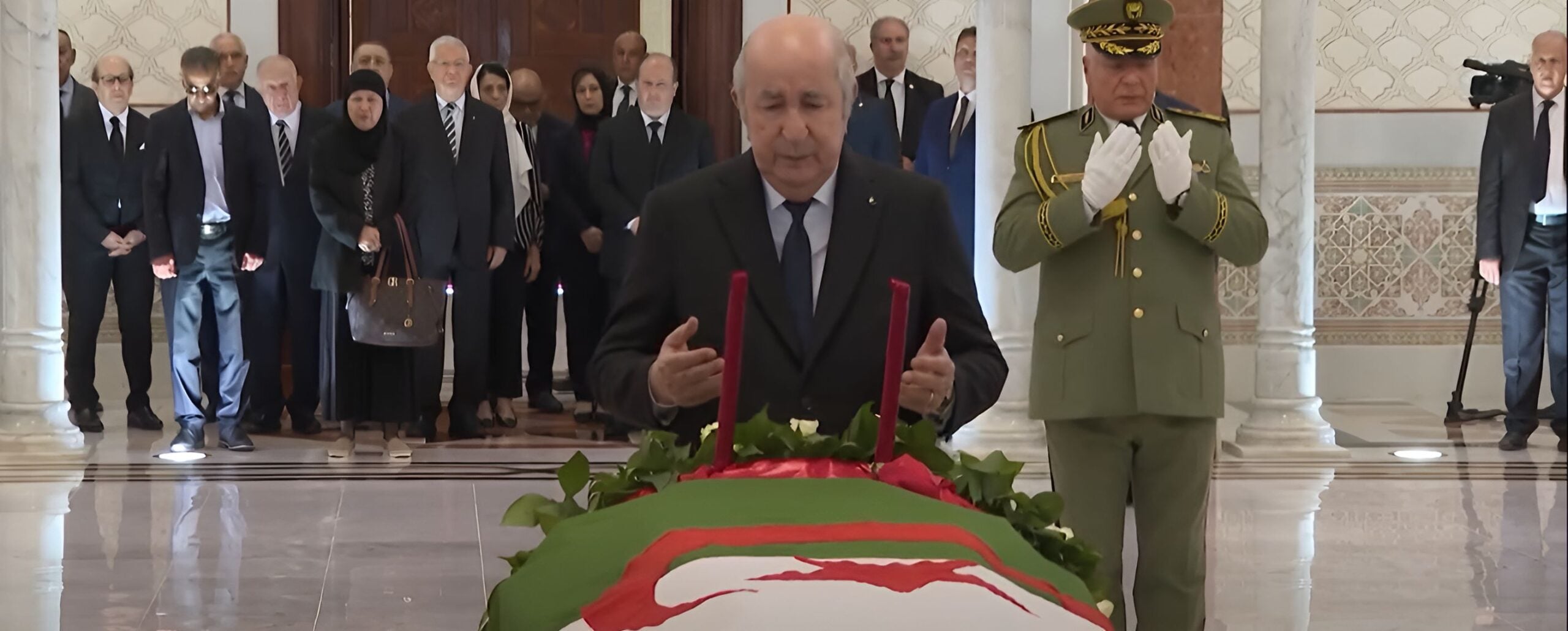Tebboune accueille en personne la dépouille de Boualem Boualem à Alger