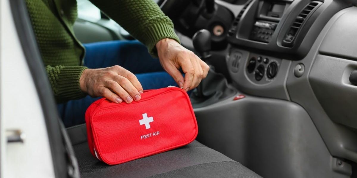 Trousse de premiers secours en voiture : est-elle obligatoire en Algérie ?